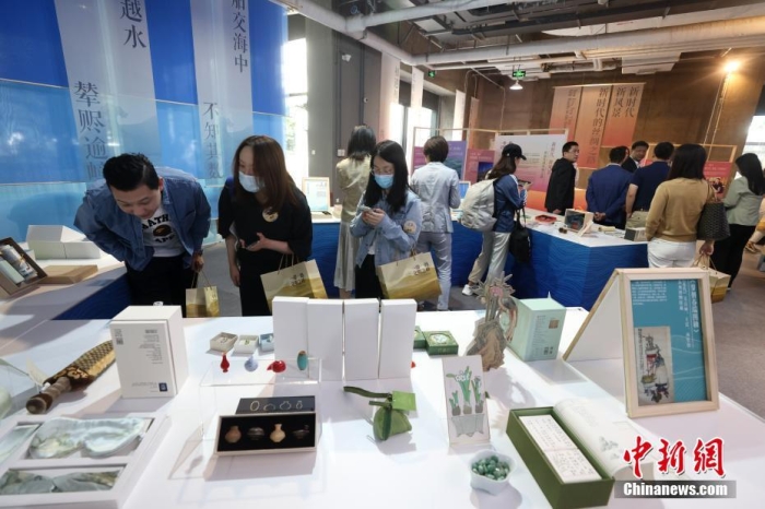 9月28日，“一帶一路，文明之橋”圖書(shū)文創(chuàng)展在北京圖書(shū)大廈開(kāi)幕，圖為觀眾參觀展覽。<a target='_blank' href='/'><p  align=