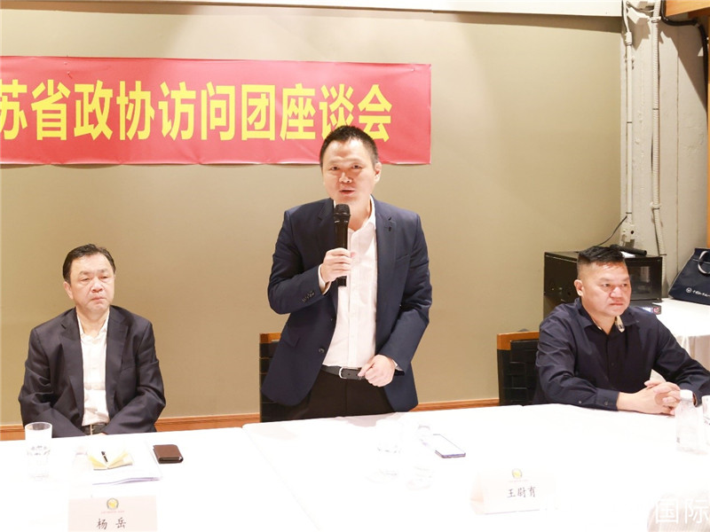 中國駐里約總領(lǐng)館副總領(lǐng)事王尉育（中）在座談會上致辭。人民網(wǎng)記者 陳海琪攝