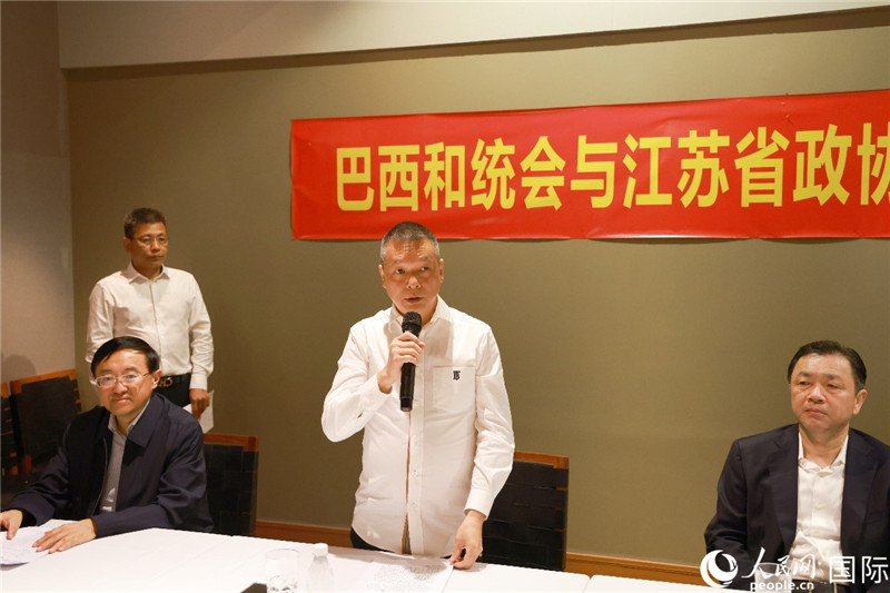 巴西和統(tǒng)會會長王俊曉（中）在座談會上致辭。人民網(wǎng)記者 陳海琪攝