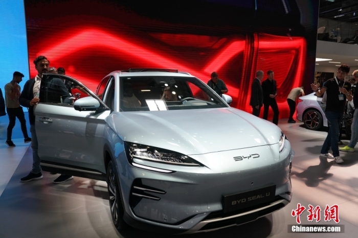 2023年德國(guó)國(guó)際汽車及智慧出行博覽會(huì)(IAA mobility)(亦簡(jiǎn)稱慕尼黑國(guó)際車展)將于9月5日正式開(kāi)幕。在9月4日舉行的媒體日，記者看到諸品牌紛紛攜“拳頭”產(chǎn)品亮相。圖為當(dāng)日比亞迪SEAL U在歐洲首秀。<a target='_blank' href='/'><p  align=