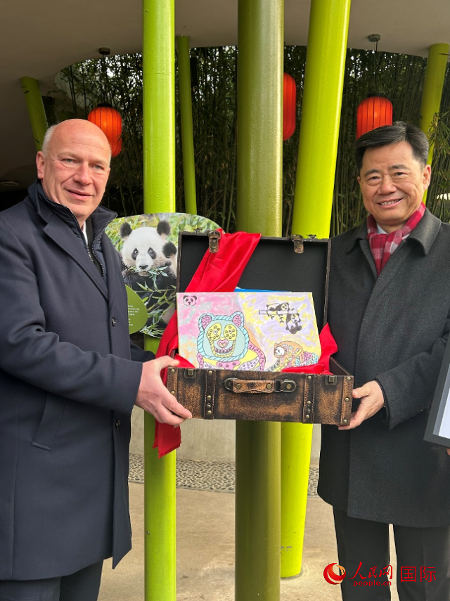 吳墾大使和韋格納市長(zhǎng)手捧德國(guó)兒童為“夢(mèng)想”“夢(mèng)圓”準(zhǔn)備的手繪“送別大禮包”。人民網(wǎng)記者 徐馨攝