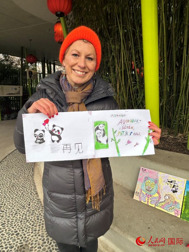 桑德拉和德國(guó)小朋友們的作品。右圖寫(xiě)著“祝福好運(yùn)，再見(jiàn) Pit和Paule（“夢(mèng)想”“夢(mèng)圓”的德語(yǔ)名字）”。人民網(wǎng)記者 徐馨攝