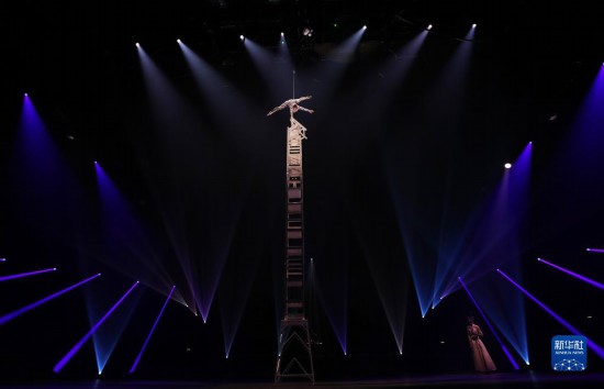 12月8日，演員在法國巴黎舉行的中國雜技“奇妙之夜”演出上表演《高椅》。新華社記者 高靜 攝