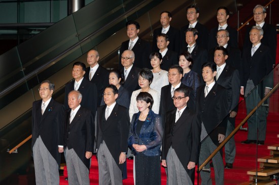 9月13日，日本首相岸田文雄（前排中）在東京的首相官邸率閣僚合影。新華社記者張笑宇攝