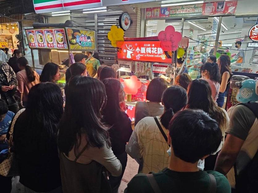 梅花糕攤前被民眾團團包圍。圖片來源：臺灣“中時新聞網(wǎng)”游定剛攝
