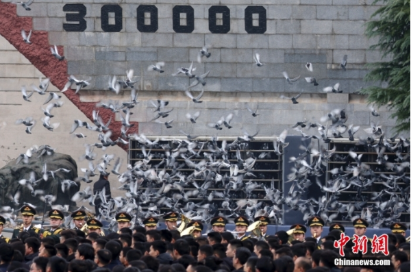 12月13日是第十個南京大屠殺死難者國家公祭日。當天上午，南京大屠殺死難者國家公祭儀式在侵華日軍南京大屠殺遇難同胞紀念館舉行。圖為國家公祭儀式現(xiàn)場。中新社記者 泱波 攝