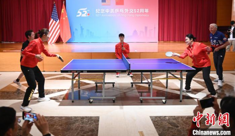 當地時間12月13日，中國駐美使館在華盛頓舉辦慶?；顒蛹o念中美乒乓外交52周年。圖為丁寧、劉偉、戴爾等中美運動員上演混雙表演賽。中新社記者 陳孟統(tǒng) 攝