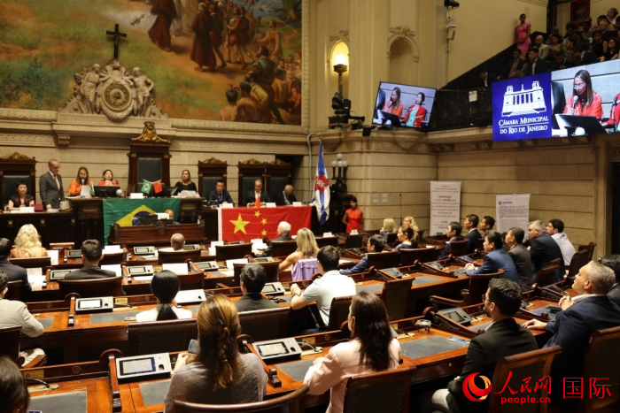 當(dāng)?shù)貢r間12月15日晚，巴西里約熱內(nèi)盧市議會在議會大廳舉行隆重儀式，向一批為推動巴西和中國友好合作做出突出貢獻(xiàn)的機(jī)構(gòu)、團(tuán)體和個人授予“杰出貢獻(xiàn)獎”。人民網(wǎng)記者 時元皓攝