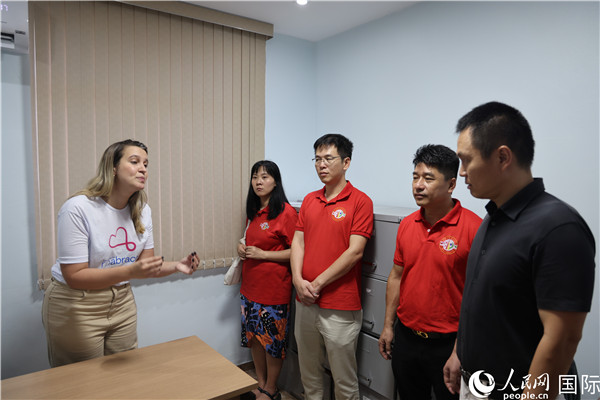 王尉育等人參觀并了解協(xié)會活動場所及設施。人民網記者 時元皓攝