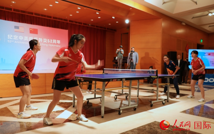 來自北京大學(xué)、美國弗吉尼亞大學(xué)的中美青年乒乓球運(yùn)動員進(jìn)行表演賽。人民網(wǎng)記者 李志偉攝