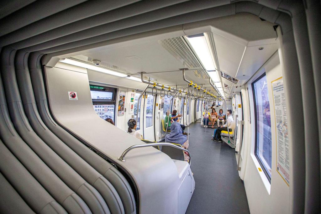 9月14日，乘客在泰國曼谷搭乘“黃線”列車。泰國曼谷是世界著名旅游目的地之一，當(dāng)?shù)厝税堰@座城市的高架軌道交通系統(tǒng)稱為“曼谷天鐵”。2023年下半年，由位于安徽蕪湖的中車浦鎮(zhèn)阿爾斯通運(yùn)輸系統(tǒng)公司生產(chǎn)并提供的單軌道列車“天鐵黃線”在曼谷正式運(yùn)營，11月同樣由該公司生產(chǎn)并提供列車的“天鐵粉線”也在曼谷開始試運(yùn)行?！爸袊窃臁睆闹袊徍淼教﹪?，讓曼谷近郊與市中心的連接更為緊密，豐富城市面貌的同時，也為當(dāng)?shù)匕l(fā)展注入新活力。（新華社記者王騰攝）