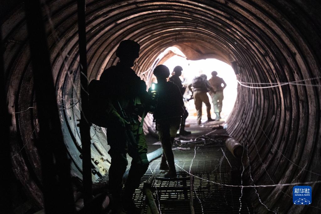 這張以色列國防軍12月17日發(fā)布的照片顯示，以軍地面部隊在加沙地帶發(fā)現(xiàn)一處大型地下隧道。新華社發(fā)