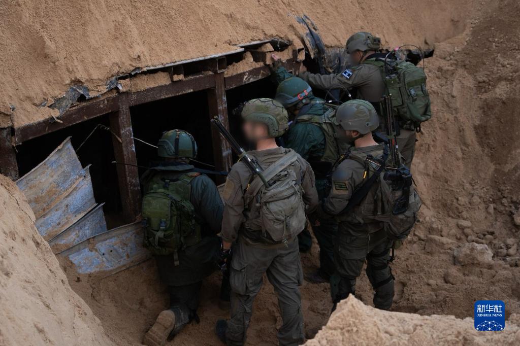 這張以色列國防軍12月17日發(fā)布的照片顯示，以軍地面部隊在加沙地帶發(fā)現(xiàn)一處大型地下隧道。新華社發(fā)