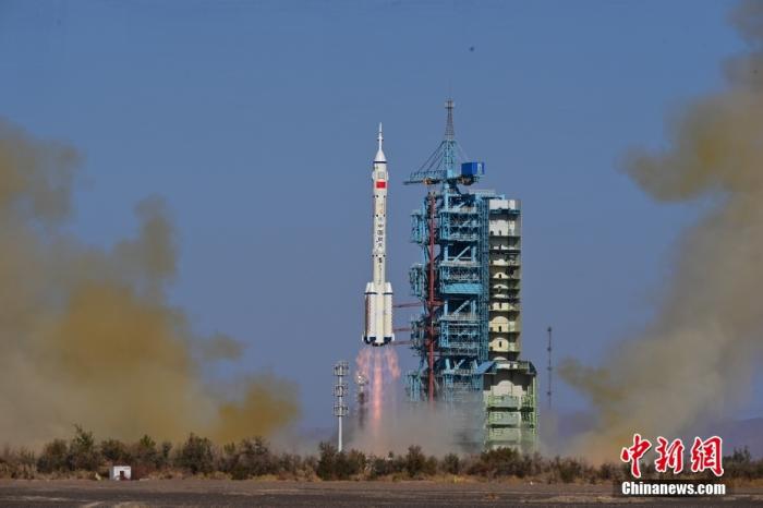 資料圖：北京時間2023年10月26日11時14分，搭載神舟十七號載人飛船的長征二號F遙十七運載火箭在酒泉衛(wèi)星發(fā)射中心點火發(fā)射。汪江波 攝