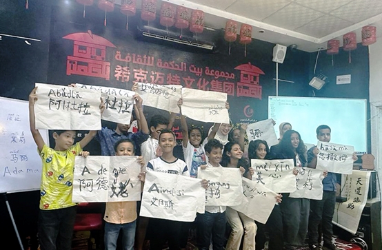 學著用中文書寫自己姓名的埃及兒童們。埃及希克邁特文化集團供圖