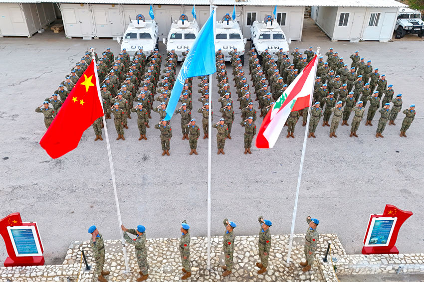 1月1日，中國第22批赴黎巴嫩維和官兵們舉行升旗儀式。胡光明攝