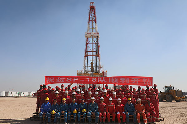12月25日，中石化國(guó)工科威特分公司SINOPEC-16隊(duì)在科威特北部油區(qū)順利開(kāi)鉆。中石化供圖