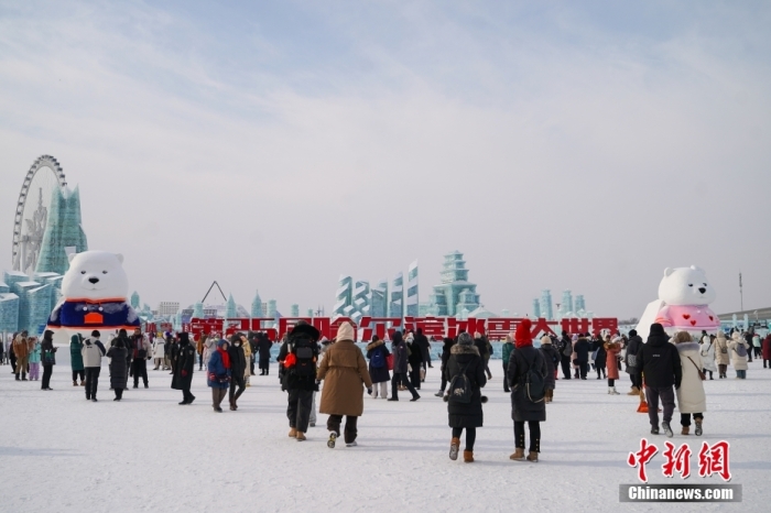 1月4日，第25屆哈爾濱冰雪大世界內(nèi)的冰雕吸引游客觀看。白天的冰雪大世界，游客仿佛置身現(xiàn)實(shí)版“冰雪奇緣”。<a target='_blank' href='/'><p  align=