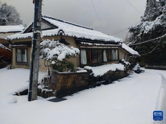 這是1月8日拍攝的日本能登半島地震災(zāi)區(qū)珠洲市的街景。