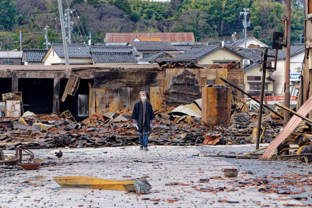 1月4日，一名市民查看日本石川縣輪島市“輪島早市”廢墟。新華社記者張笑宇攝