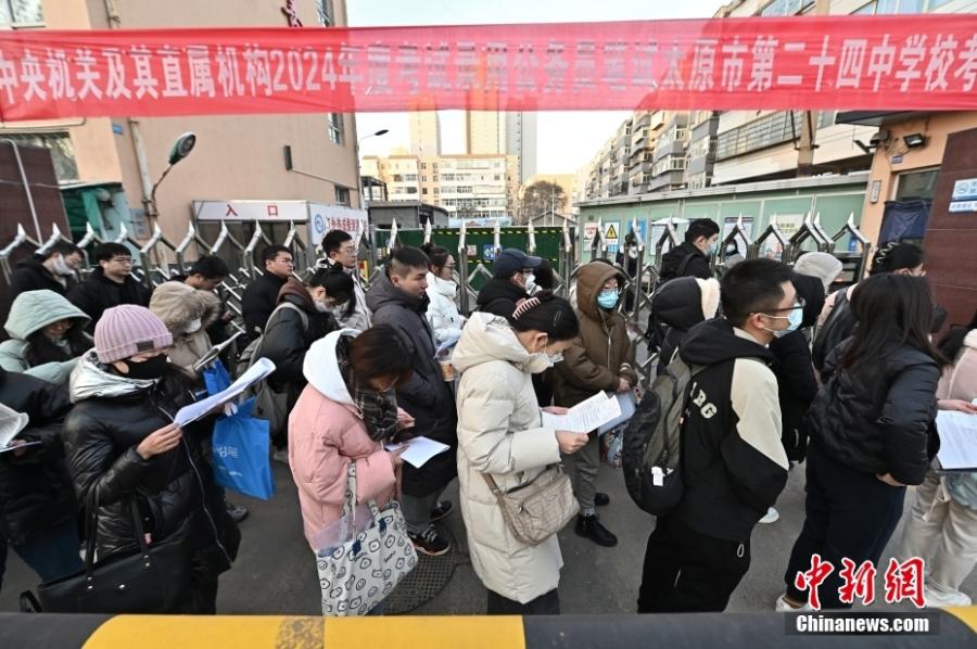 2023年11月26日，山西省太原市，考生步入考場(chǎng)。當(dāng)日，中央機(jī)關(guān)及其直屬機(jī)構(gòu)2024年度考試錄用公務(wù)員公共科目筆試開(kāi)考。<a target='_blank' href='/'><p  align=
