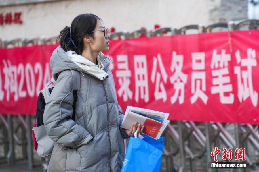 2023年11月26日，山西省太原市，考生步入考場(chǎng)。當(dāng)日，中央機(jī)關(guān)及其直屬機(jī)構(gòu)2024年度考試錄用公務(wù)員公共科目筆試舉行。<a target='_blank' href='/'><p  align=