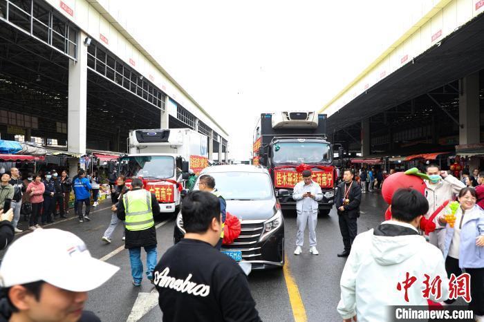運(yùn)載蔓越莓車隊(duì)前，不少民眾正在圍觀打卡。 王偉臣 攝