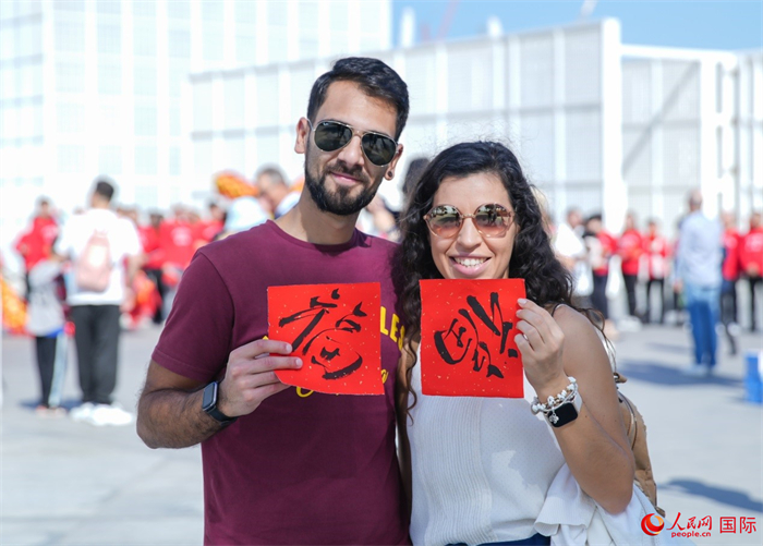 游客展示“福”字。人民網(wǎng) 塔里克·易卜拉欣攝