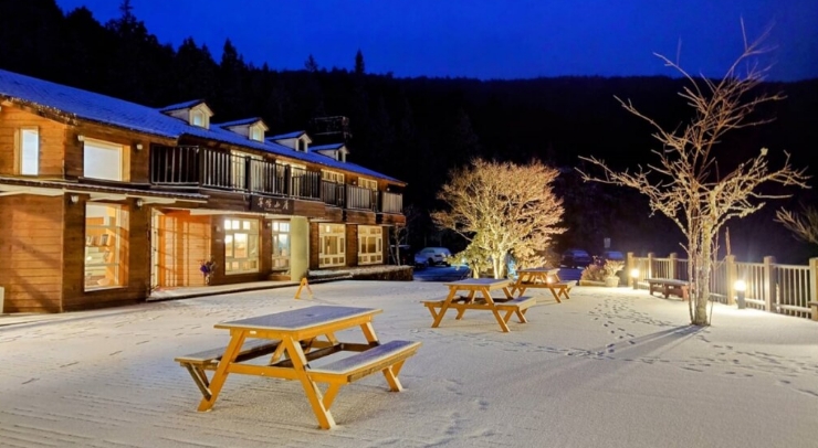 位在宜蘭縣內(nèi)的太平山森林游樂區(qū)23日凌晨開始下雪，園區(qū)翠峰山屋前一片雪白。圖片來源：臺(tái)灣“中央社”。