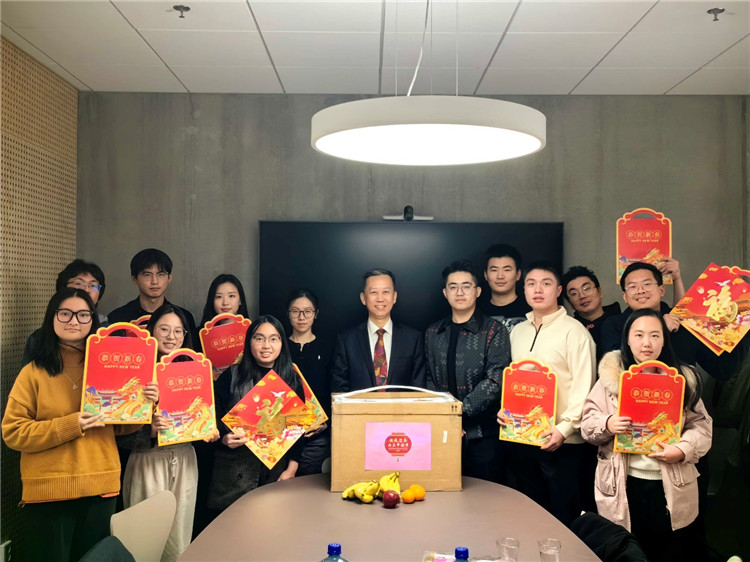 中國(guó)駐瑞典大使崔愛民看望慰問瑞典隆德大學(xué)中國(guó)留學(xué)生。中國(guó)駐瑞典大使館供圖