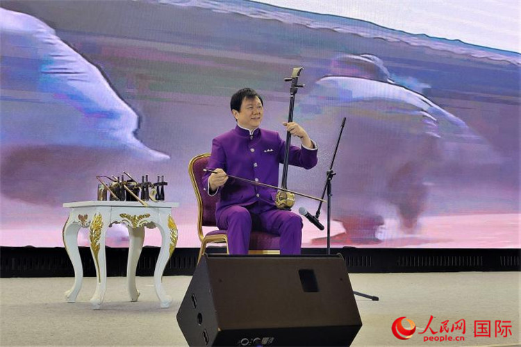 二胡演奏家、國(guó)家一級(jí)演員王之輝演奏《新春樂》。人民網(wǎng)記者 于宏建攝