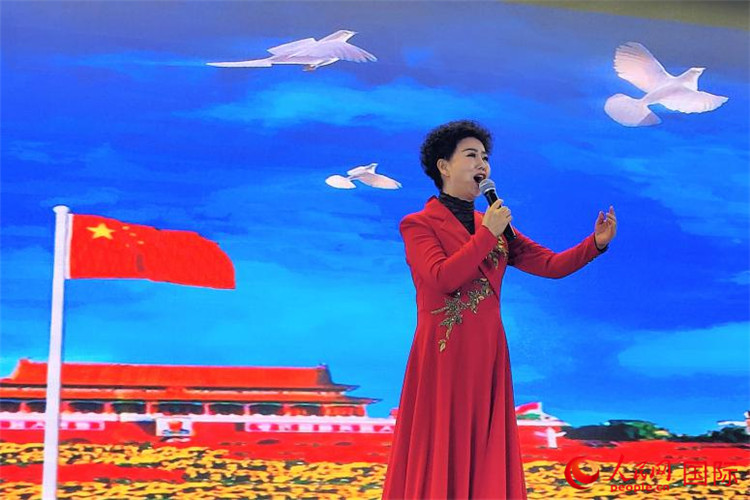 女高音歌唱家、國(guó)家一級(jí)演員江如虹演唱《我愛你中國(guó)》。人民網(wǎng)記者 于宏建攝