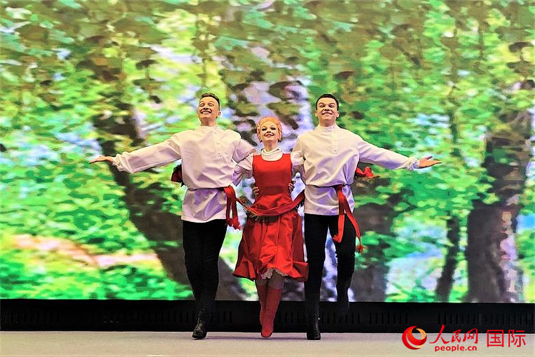 來自莫斯科州藝術(shù)學(xué)院舞蹈團(tuán)的演員表演舞蹈《三套車》。人民網(wǎng)記者 于宏建攝