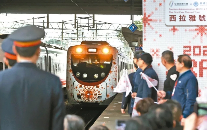 圖為彩繪列車“SIRAYA西拉雅號”。圖片來源：臺灣《聯(lián)合報(bào)》侯永全攝