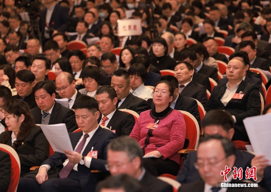 1月23日，安徽省第十四屆人民代表大會第二次會議在合肥開幕。圖為代表委員認真聽取政府工作報告。