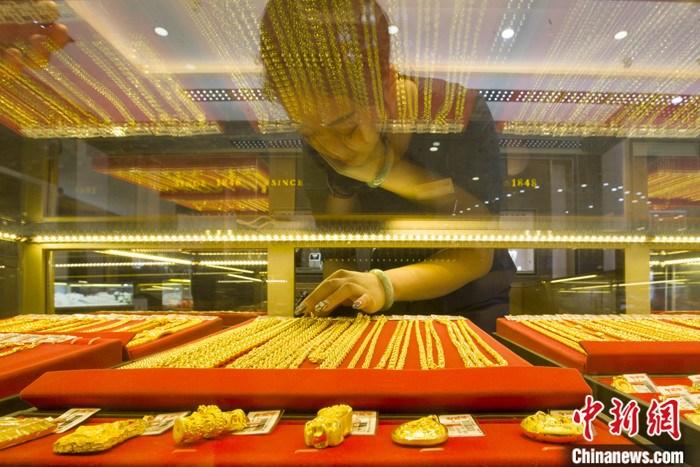 山西省太原市，一商場(chǎng)工作人員整理黃金飾品。