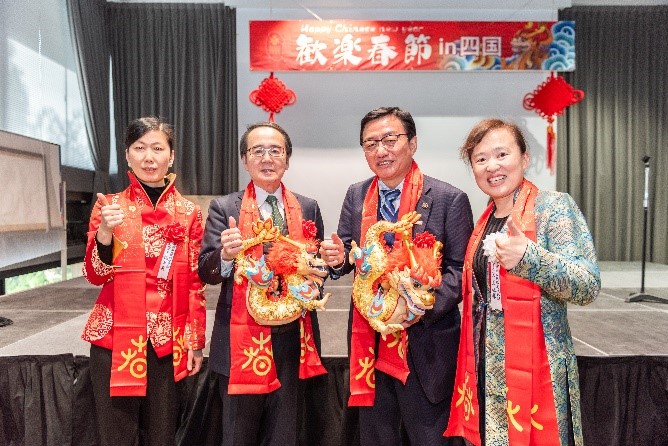 向池田知事、大西市長贈送“歡樂春節(jié)“吉祥龍。從左到右為魏有美副總領(lǐng)事、池田豊人知事、大西秀人市長、馬曉琛主任。中國駐大阪旅游辦事處供圖
