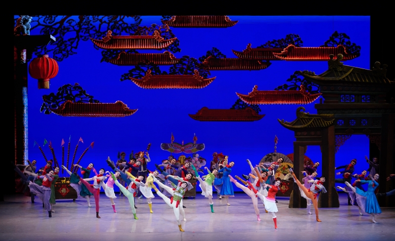 1月26日晚，中央芭蕾舞團(tuán)賀歲芭蕾舞劇《過年》作為開幕演出，亮相阿布扎比國際藝術(shù)節(jié)，圖為劇照。中央芭蕾舞團(tuán)供圖