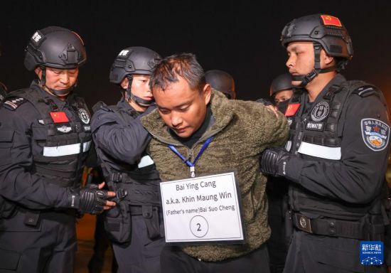 1月30日，在緬甸內(nèi)比都國際機場，緬甸警方依法向我公安機關(guān)移交緬北重大犯罪嫌疑人白應蒼。新華社記者 殷剛 攝