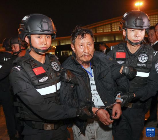 1月30日，在緬甸內(nèi)比都國際機場，緬甸警方依法向我公安機關(guān)移交緬北重大犯罪嫌疑人魏懷仁。新華社記者 殷剛 攝