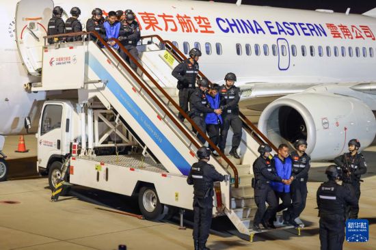 1月30日，在云南昆明長水機場，白所成、白應蒼、魏懷仁、劉正祥、劉正茂、徐老發(fā)等10名緬北重大犯罪嫌疑人被我公安機關(guān)成功押解回國。新華社記者 殷剛 攝
