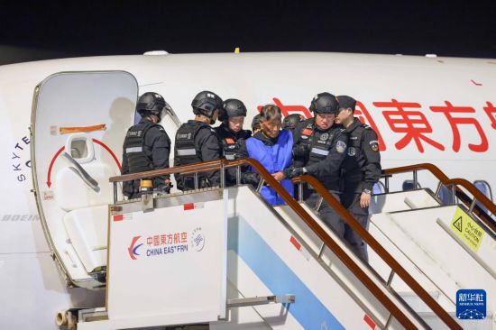1月30日，在云南昆明長水機場，緬北重大犯罪嫌疑人白所成被我公安機關(guān)成功押解回國。新華社記者 殷剛 攝