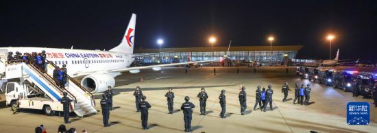 1月30日，在云南昆明長水機場，白所成、白應蒼、魏懷仁、劉正祥、劉正茂、徐老發(fā)等10名緬北重大犯罪嫌疑人被我公安機關(guān)成功押解回國。新華社記者 殷剛 攝
