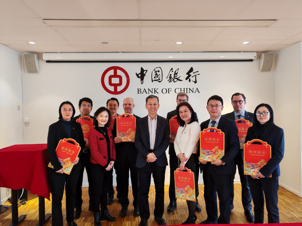 中國駐瑞典大使崔愛民（左六）與中國銀行（歐洲）有限公司斯德哥爾摩分行中外員工合影。中國駐瑞典大使館供圖