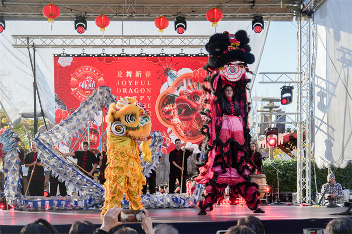 中國(guó)駐希臘大使館大使肖軍正與希方嘉賓為舞龍點(diǎn)睛。     希臘小朋友進(jìn)行舞龍舞獅表演?！吨邢r(shí)報(bào)》供圖