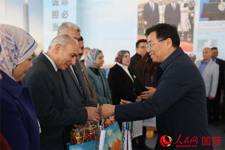 中建埃及分公司董事長常偉才為埃及師生發(fā)放新年禮包。人民網(wǎng)記者 黃培昭攝