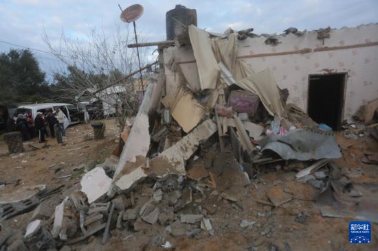2月5日，在加沙地帶南部城市拉法，人們查看以軍空襲后的建筑廢墟。新華社發(fā)（哈立德·奧馬爾攝）