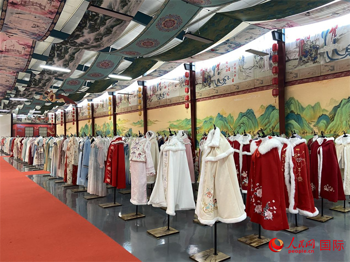 1月24日，在山東省菏澤市曹縣大集鎮(zhèn)穿越大唐漢服云倉(cāng)直播基地展廳里擺放的漢服。 人民網(wǎng) 周琳佳攝