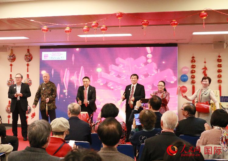 打擊樂合奏《春節(jié)序曲》。人民網 許可攝
