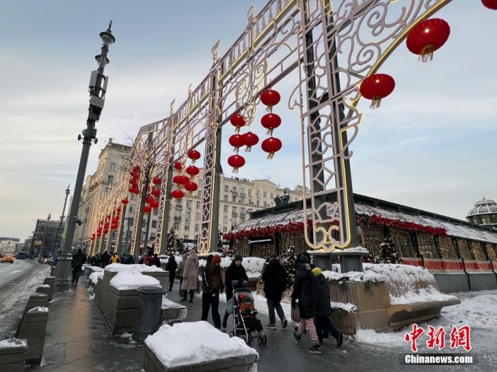 當?shù)貢r間2月9日，中國農(nóng)歷新年慶?；顒訂觾x式在莫斯科市中心的卡梅爾格爾斯基巷舉行。圖為特維爾大街裝飾的中國大紅燈籠。<a target='_blank' href='/'><p  align=